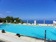 Villa mit Pool und Blick auf den Atlantik.