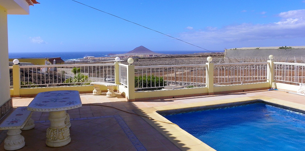 Landhaus-Bungalow mit Pool,
 Gästehaus,
 Meerblick,
 Strandnähe bei El Medano zu verkaufen